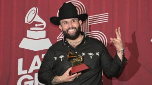 Carín León, ganador de un Grammy