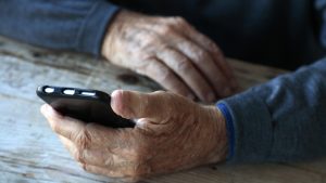Persona mayor con móvil
