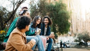 Grupo de amigos hablando