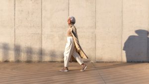 Mujer mayor caminando