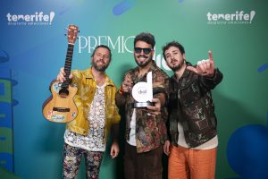 Bombai posa con su Premio Dial 2025