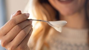 Mujer comiendo yogur