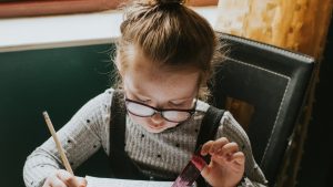 Niña estudiando