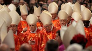 Cardenales preparados para reunirse en el cónclave