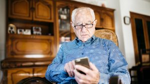 Persona mayor con el móvil
