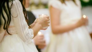 Niña haciendo la Comunión