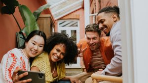 Grupo de amigos milenial