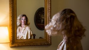 Señora mirándose al espejo