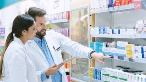 Dos empleados de una farmacia viral