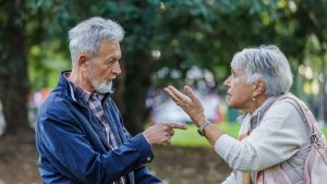 Dos personas discutiendo insultos