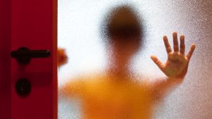 Niño cerrando la puerta de su habitación