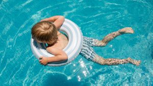 niño piscina vacaciones