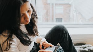 Chica joven con el móvil