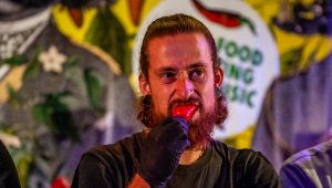 Persona comiendo picante - calor