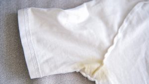 Mancha amarilla en ropa blanca