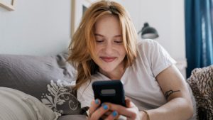 Una chica habla por el chat de Tinder