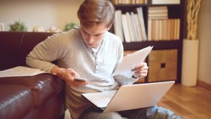 Estudiante consultando la beca MEC