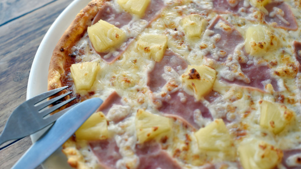 Pizza hawaiana con piña