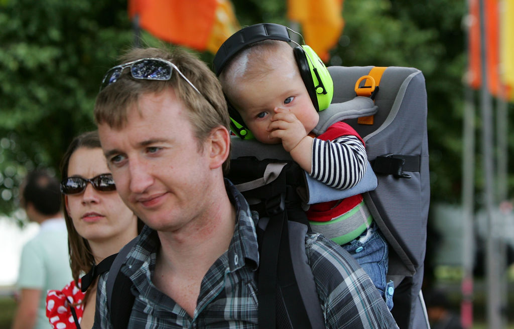Bebé usando cascos protectores de oído en un evento de música