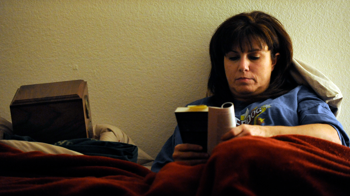 Persona leyendo un libro