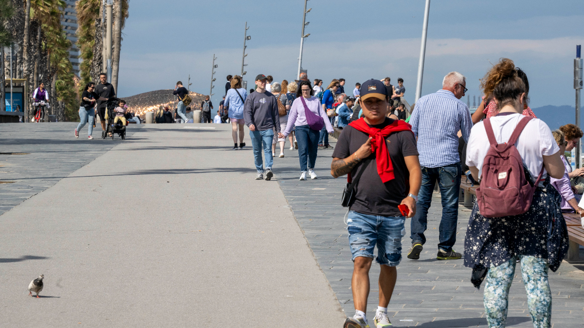 Personas caminando por Barcelona