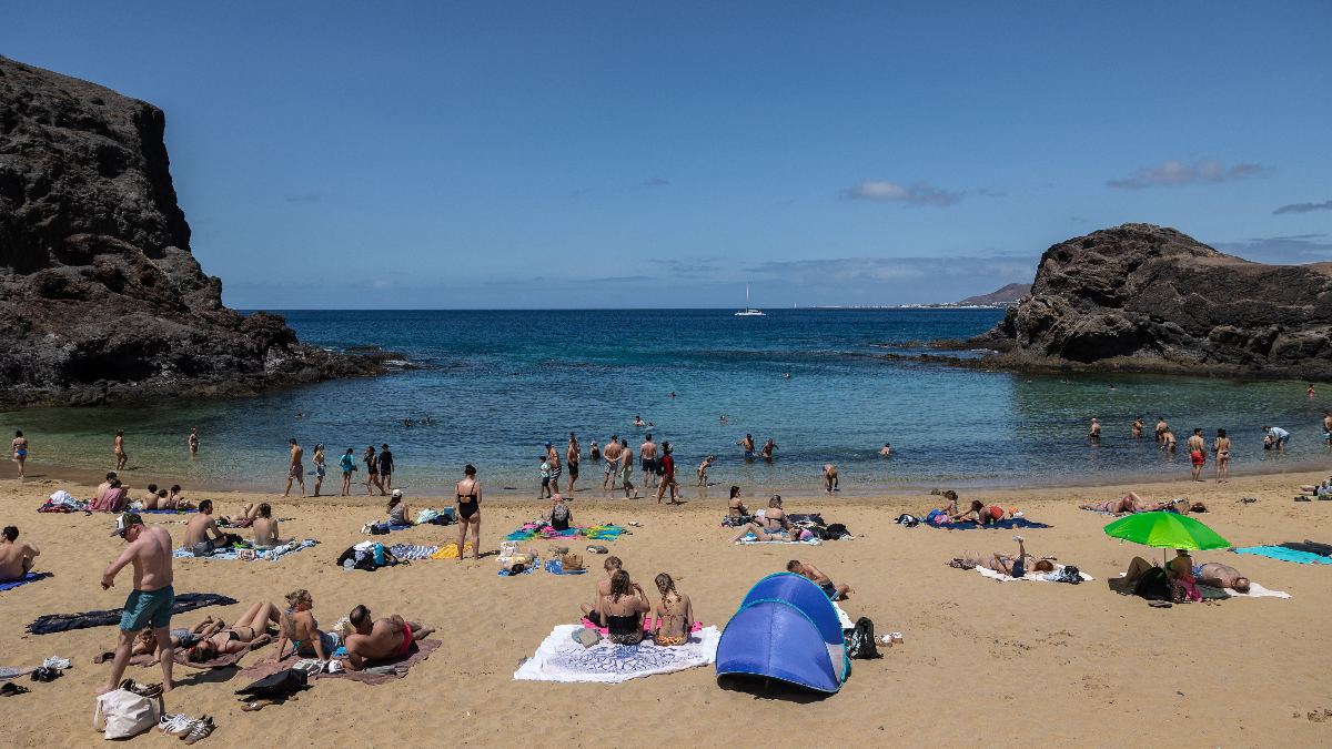 Personas disfrutando de una playa de Lanzarote
