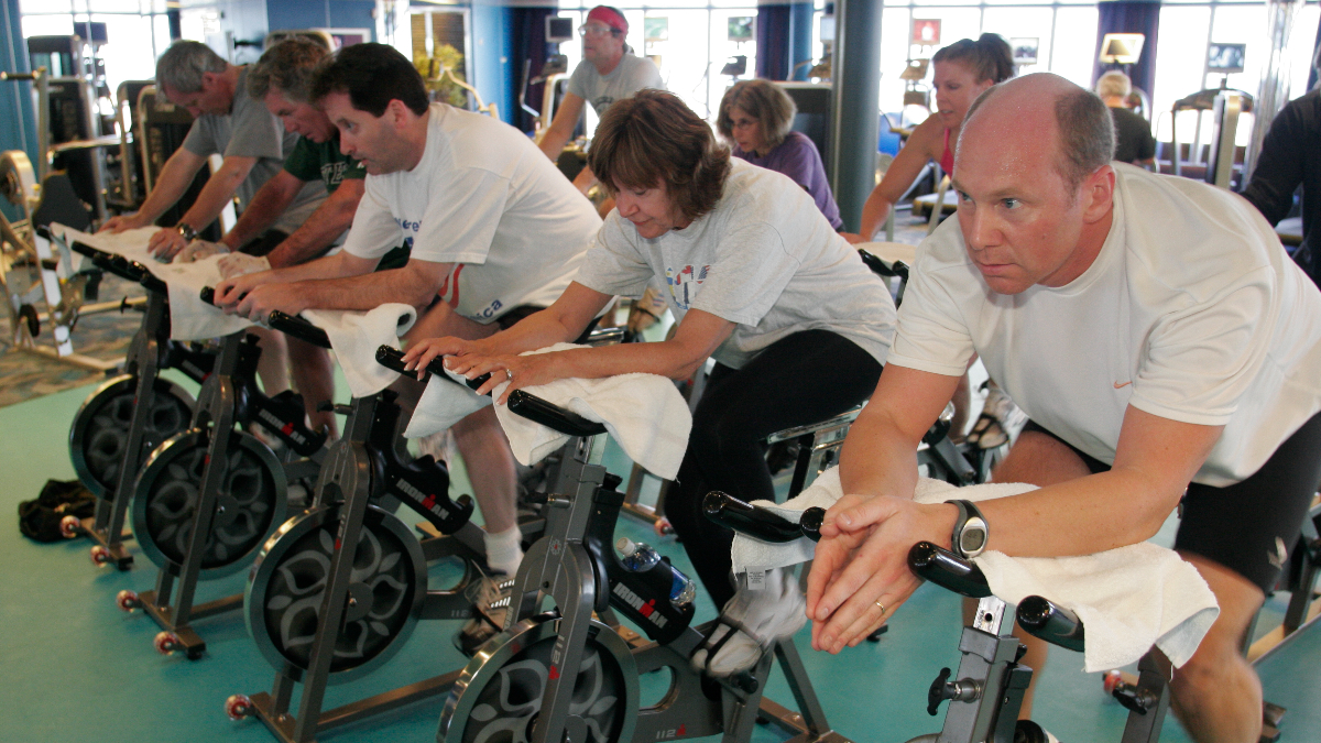 Personas haciendo ejercicio cardiovascular