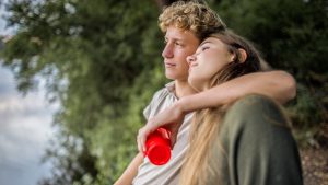 Chico y chica se dan un abrazo __ Getty amor