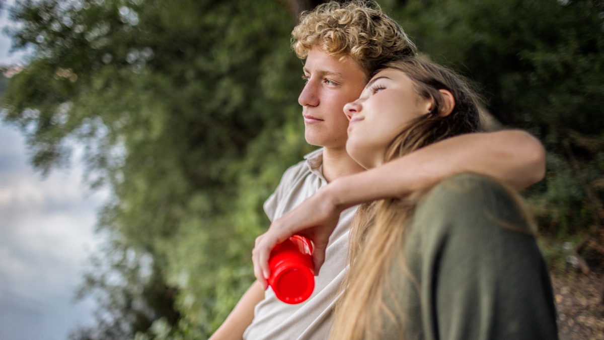 Chico y chica se dan un abrazo __ Getty amor
