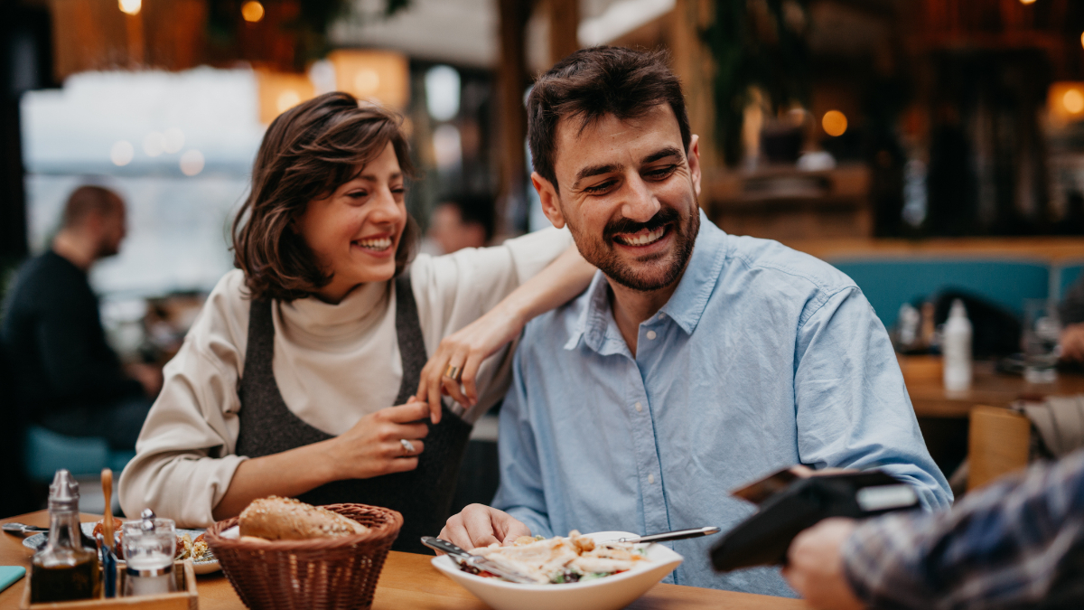 Pareja en una cita chispa indifelidad 9