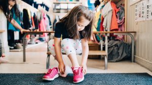 Niña colegio zapatos pies