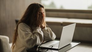 Dolor de cabeza trabajo oficina edificio enfermo