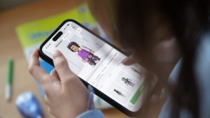 Niño jugando a Roblox