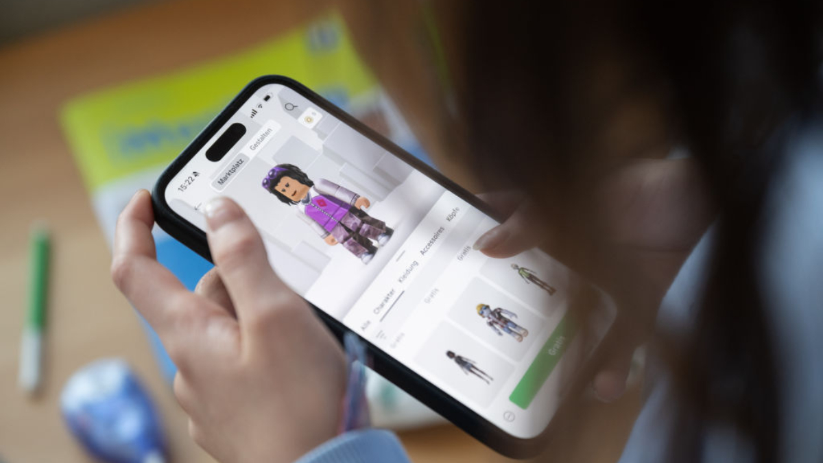 Niño jugando a Roblox