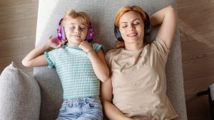 Hija y madre escuchando música