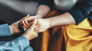 Dos personas dándose las manos