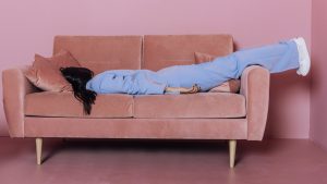 Tumbada en el sillón