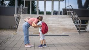 Madre e hijo vuelta al cole