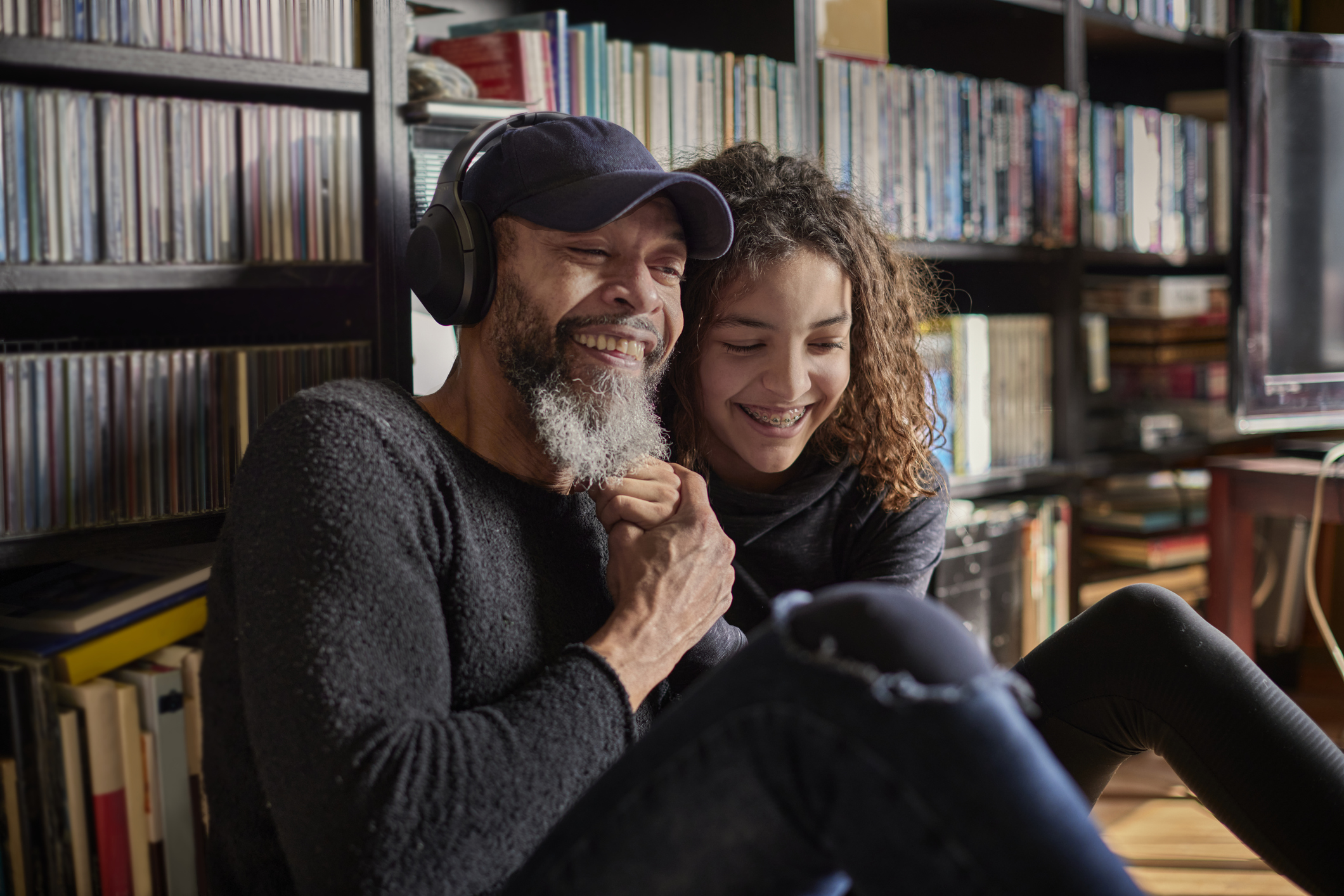 Diferentes generaciones escuchando música