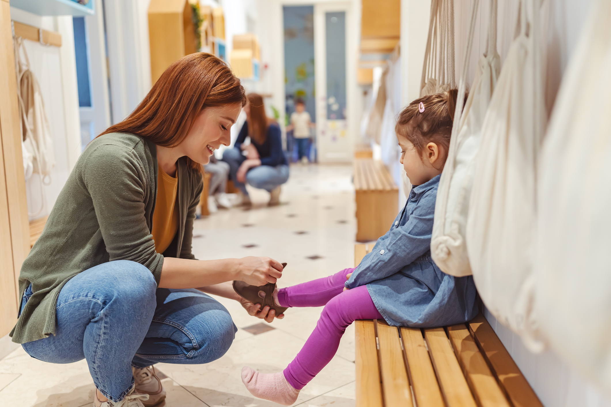Profesora niña pies calzado