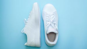 Imagen de zapatillas blancas