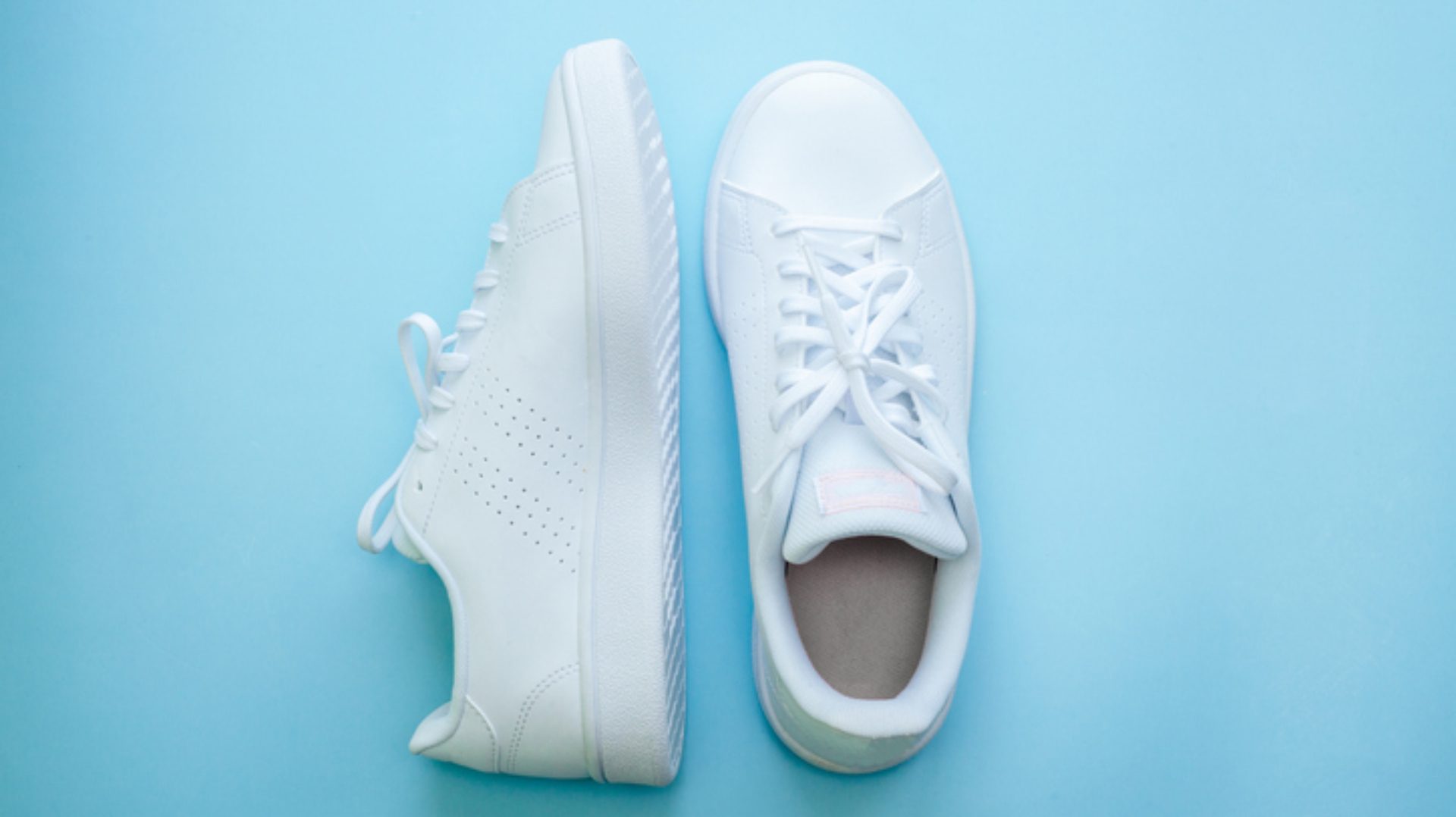 Imagen de zapatillas blancas