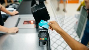 Pagar con tarjeta en datáfono