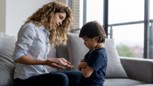 Madre con niño enfadado