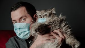 Hombre y mascota con mascarilla