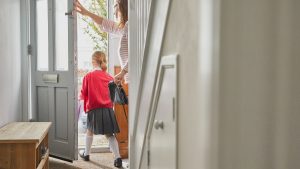 Niña yéndose de casa