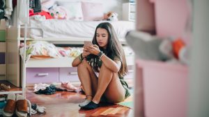 Chica joven usando el teléfono móvil