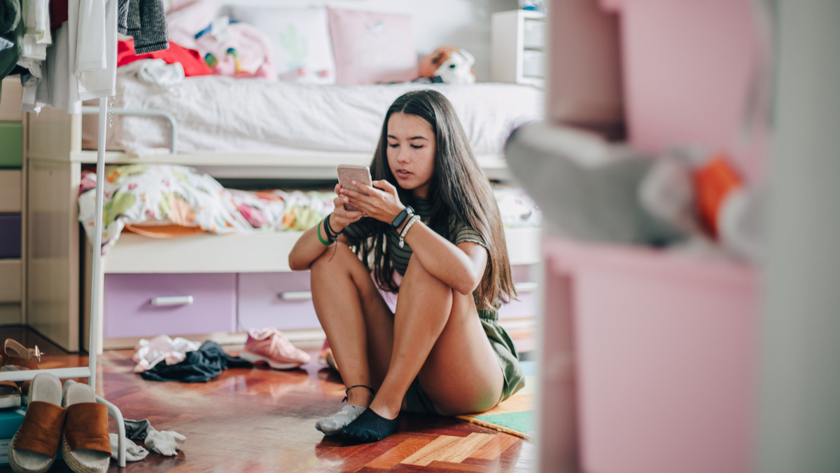 Chica joven usando el teléfono móvil