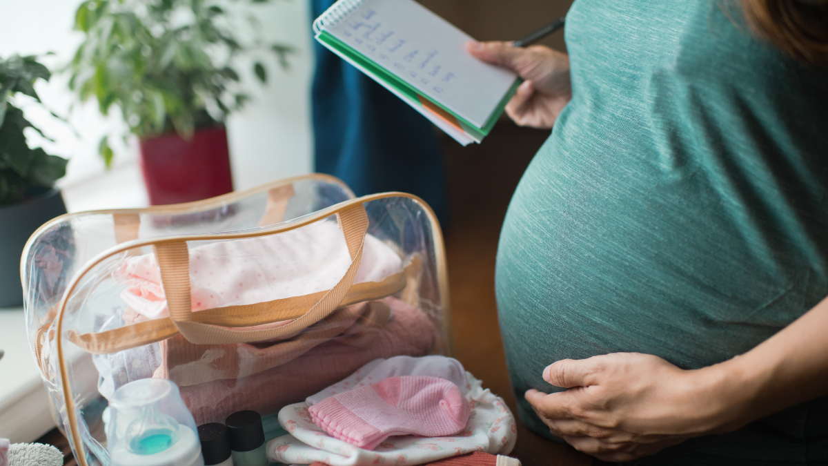 Lista de elementos esenciales para la bolsa de hospital para el parto.