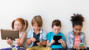 Niños con móviles y tablets __ Getty